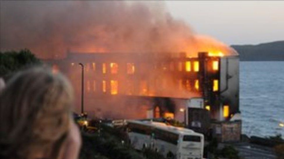 Royal Pier Hotel on fire 29 September 2010 - picture by Bob Turner
