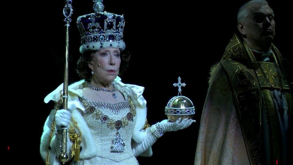 Inna Churikova as the Queen, in Moscow