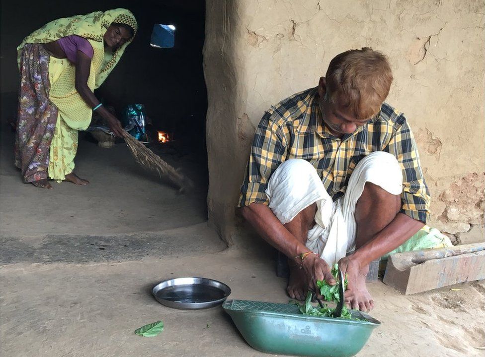 Manshu Damor chopping vegetables