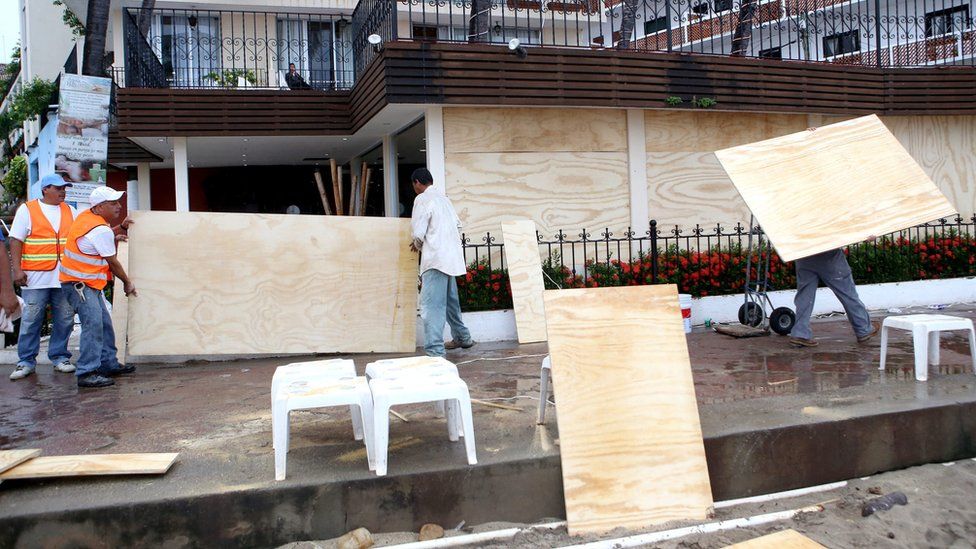 People board up homes in Puerto Vallarta - 23 October