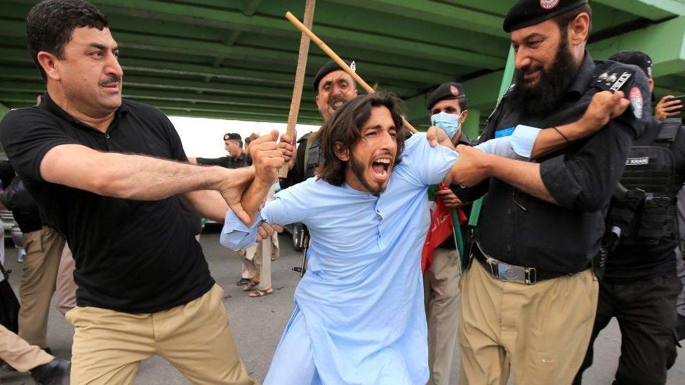 Полиция задерживает сторонника бывшего премьер-министра и главы оппозиционной партии «Пакистан Техрик-и-Инсаф» (PTI) после того, как он был арестован по постановлению суда, приговорившему его к трем годам тюремного заключения по делу Тошаханы, в Пешаваре, Пакистан, 5 августа. 2023