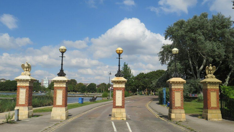 Entrance to Poole Park at Whitecliff Road/Twemlow Ave