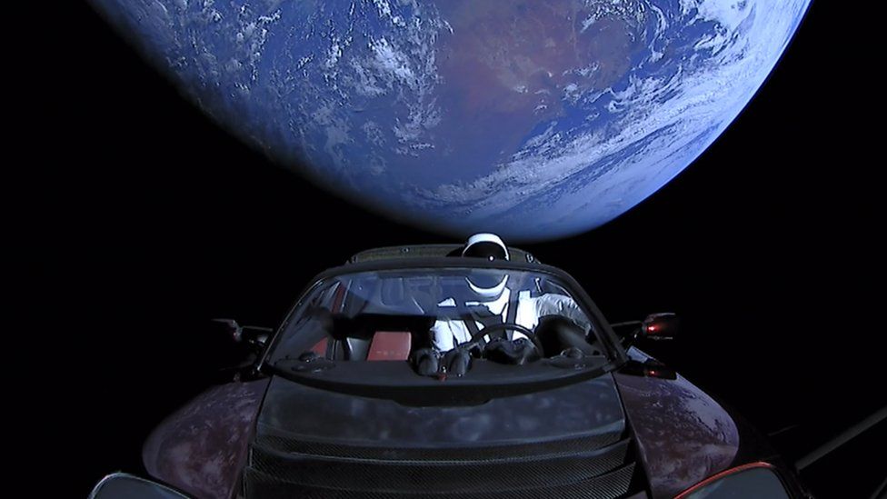 En una foto proporcionada por SpaceX, un roadster de Tesla lanzado desde un cohete con un conductor ficticio llamado Starman se dirige hacia Marte