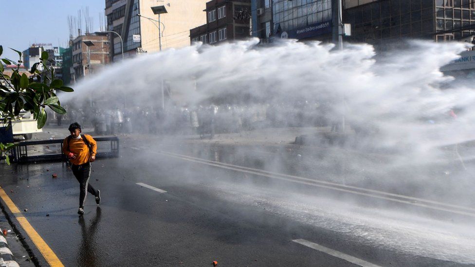 Полиция применила водометы для разгона протестующих