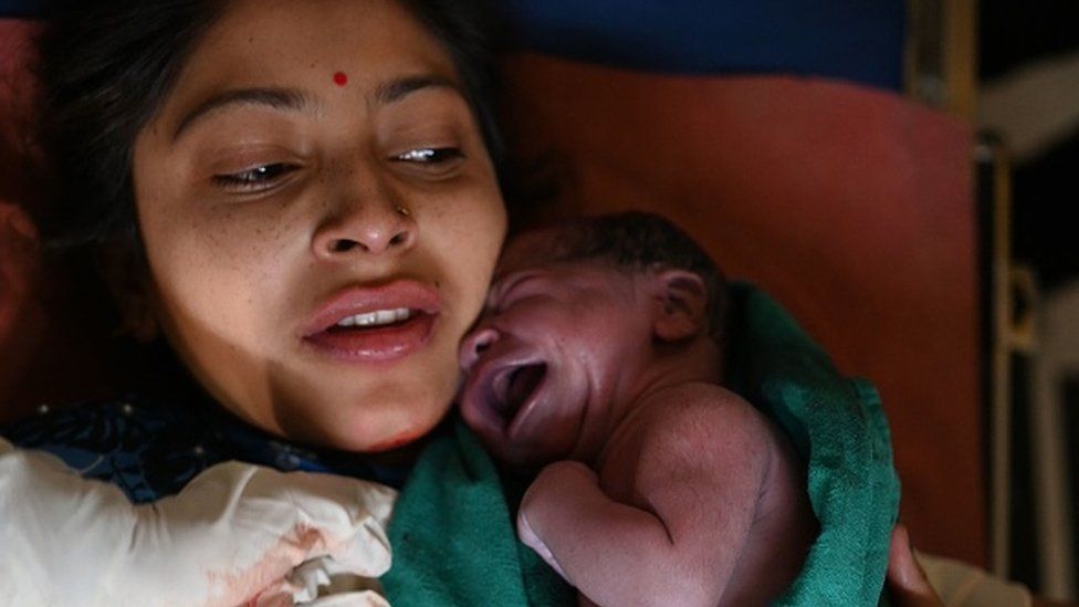 Esta fotografía tomada el 24 de abril de 2023 muestra a una hija recién nacida de Manu Bala tras el parto en un hospital civil de Dehra, en el distrito de Kangra del estado indio de Himachal Pradesh. -