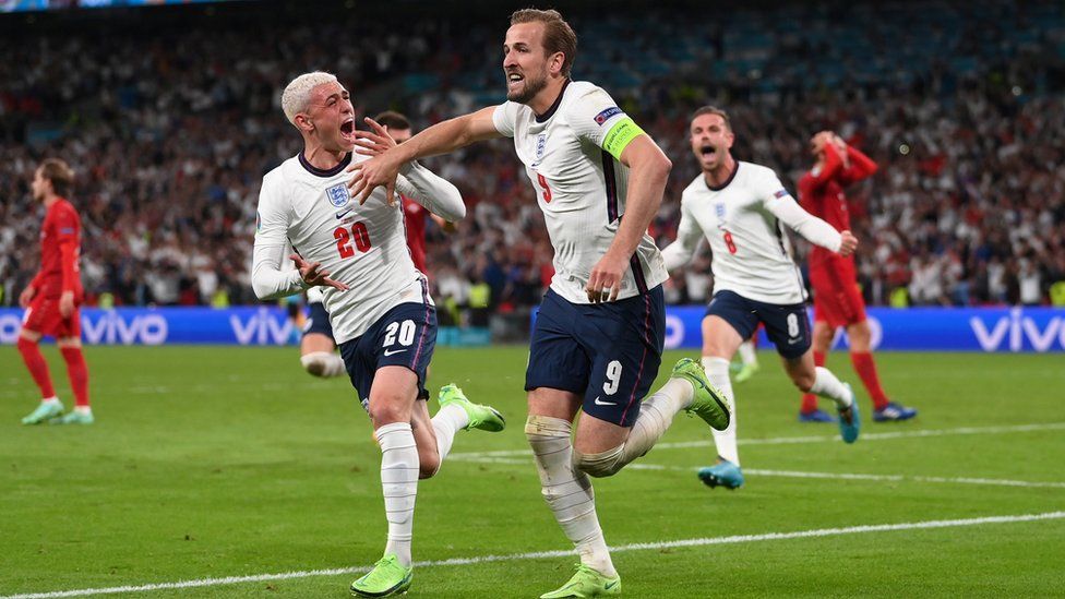 Harry Kane with Phil Foden