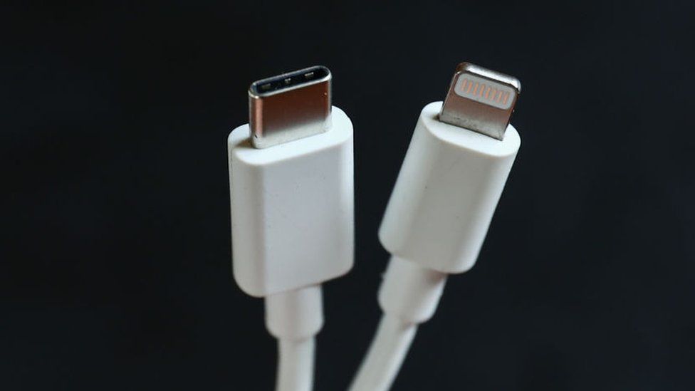 Зарядное устройство USB Type-C рядом с фирменным кабелем Apple Lightning