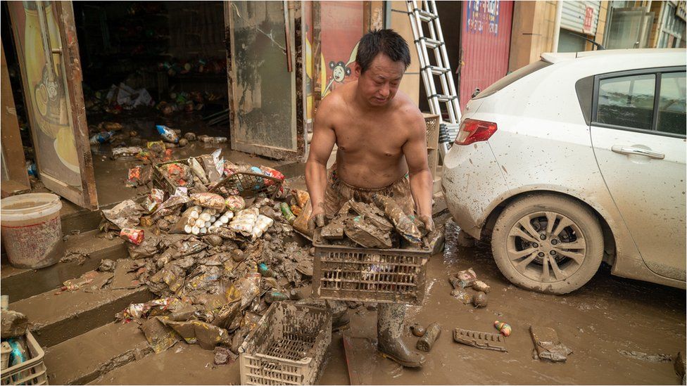 Man cleans out shop in Zhuozhou