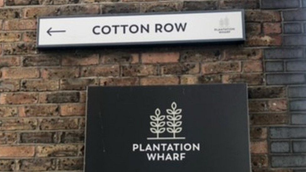Sign pointing to Cotton Row