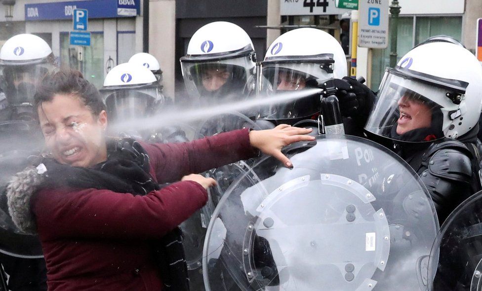 Petrol fiyatlarına gelen zamları protesto etmek için Aralık ayında Brüksel'de sokağa çıkan bir kadın, polis tarafından yüzüne sıkılan göz yaşartıcı spreye maruz kaldı. Reuters fotoğrafçısı Yves Herman o anı şu sözlerle anlattı: "Polis bir kadını gözaltına aldığında yanındaki kadın 'O yanlış bir şey yapmadı' diye bağırarak polise koştu. Sarı yeleği bile yoktu."