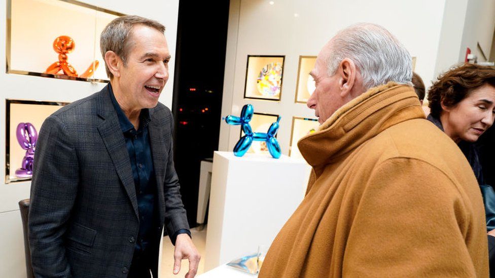 Джефф Кунс посещает выставку Balloon Dog Blue 2021 от Jeff Koons & Bernardaud во флагманском магазине Bernardaud 15 ноября 2021 года в Нью-Йорке.