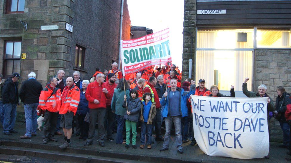 Cupar postal workers go on strike - BBC News