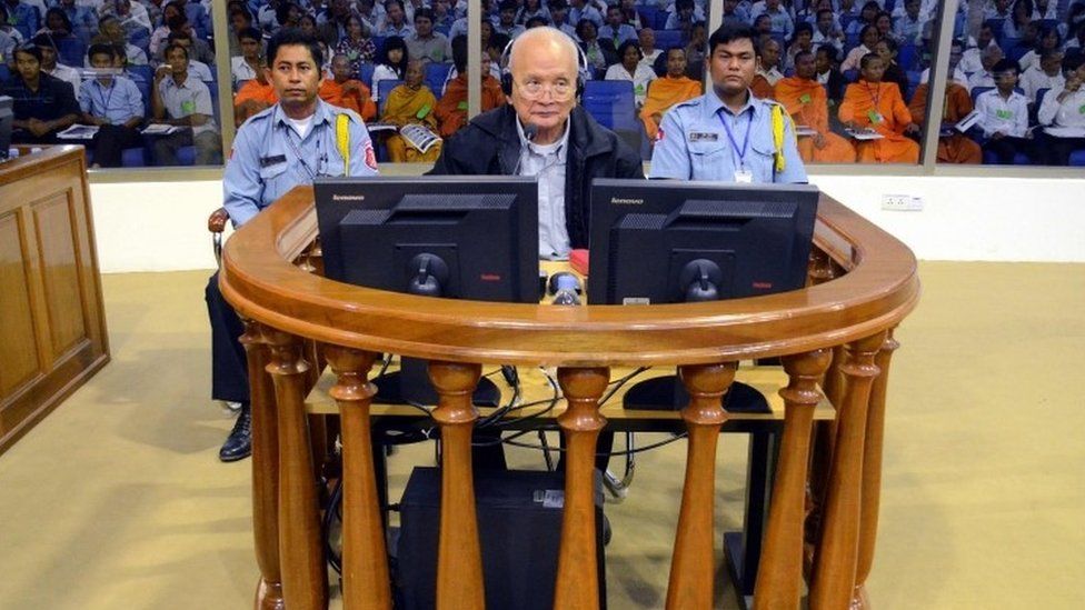 Нуон Чеа в трибунале красных кхмеров в 2011 году