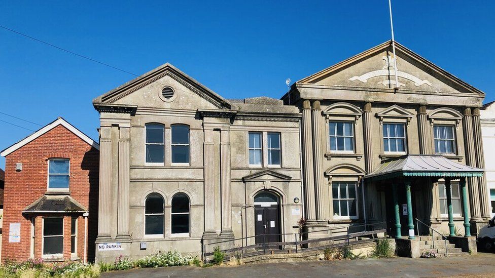 Parts of Sandown Town Hall to be demolished for youth centre BBC News