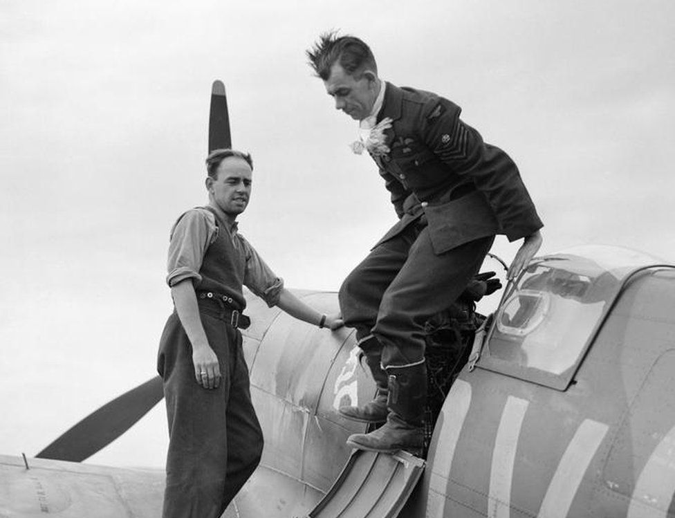 Flight Sergeant George 'Grumpy' Unwin of No. 19 Squadron climbs out of his Spitfire at Fowlmere after a sortie, September 1940