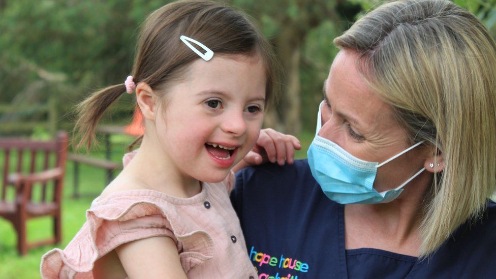 Amelia Christmas Parade 2022 Oswestry Girl Chosen As Face Of Hospice Christmas Campaign - Bbc News