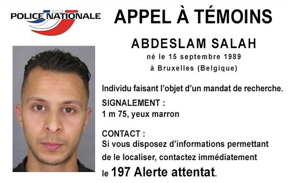 На раздаточном материале изображен бельгийский уроженец Абдеслама Салаха в объявлении о вызове свидетелей (наиболее разыскиваемом), опубликованном информационными службами Национальной полиции Франции в их аккаунте в Твиттере 15 ноября 2015 г.
