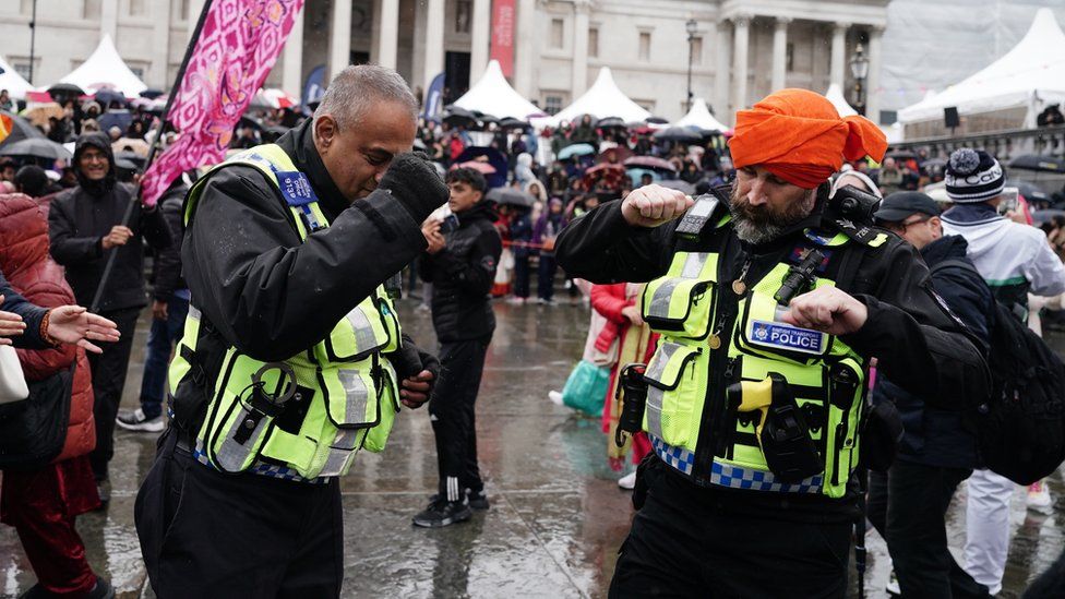 Diwali: London celebrations begin in Trafalgar Square - BBC Newsround