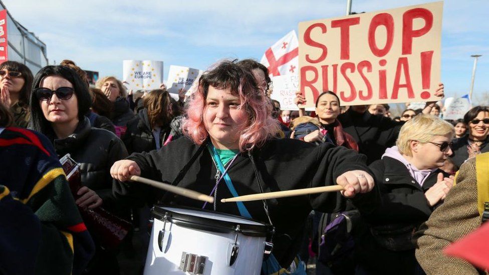 Участники марша протеста против законопроекта об «иностранных агентах», который, по мнению критиков, представляет собой авторитарный сдвиг и может повредить стремлению Грузии вступить в Европейский Союз, в Тбилиси, Грузия, 8 марта 2023 г.