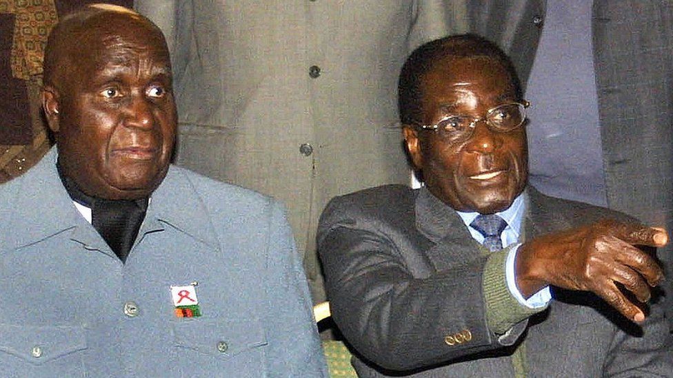 Бывший президент Замбии Кеннет Каунда (слева) сидит рядом с президентом Зимбабве Робертом Мугабе в Хараре, 17 июня 2004 г.