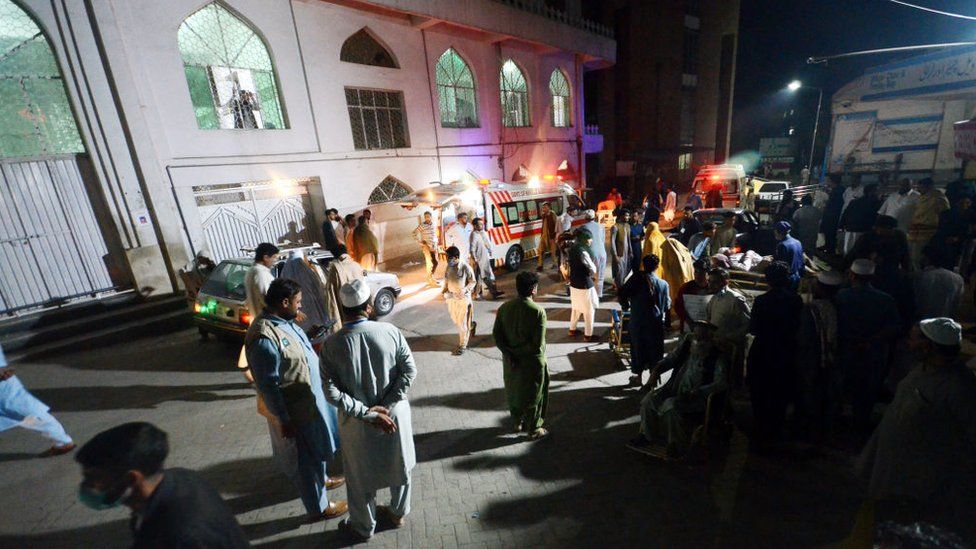 Люди в Пакистане стоят на улицах после смертельного землетрясения
