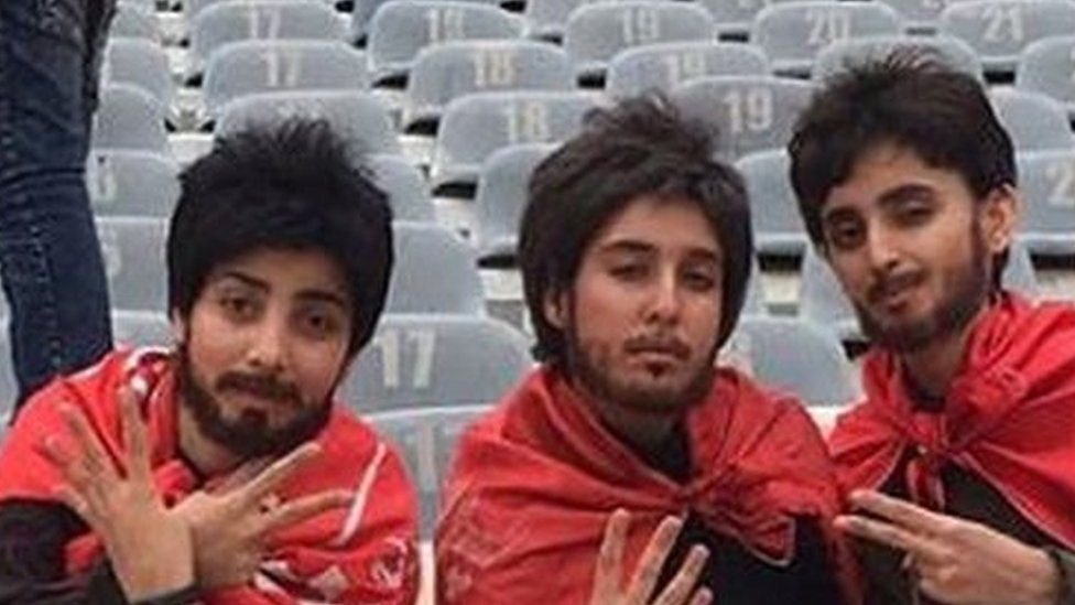 The five women disguised as men at the football game