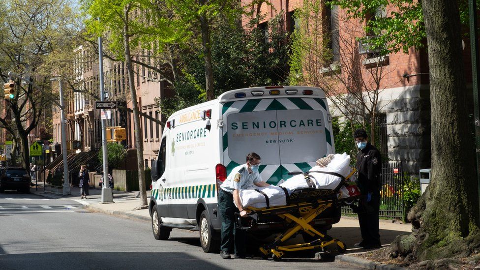 Medical workers transport a man a nursing home in New York City's Brooklyn to a nearby hospital. Photo: April 2020