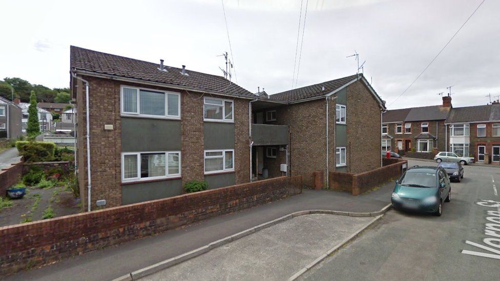 Dyn wedi marw yn dilyn tân ym MhenyBont ar Ogwr BBC Cymru Fyw