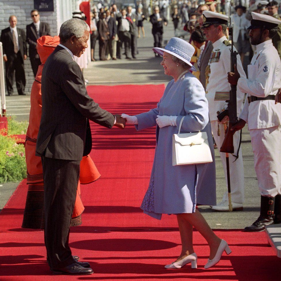 Президент ЮАР Нельсон Мандела приветствует королеву Елизавету II