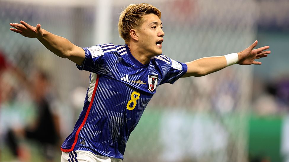 Рицу Доан из Японии празднует второй гол японцев в ворота Испании