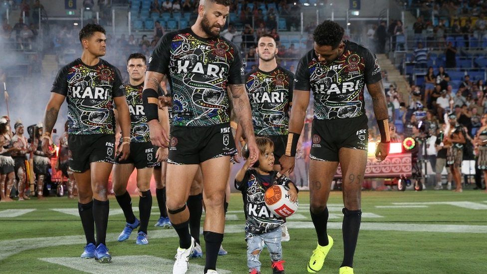 Løsne logo Elemental Quaden Bayles: Bullied Australian boy leads out all-star rugby team - BBC  News