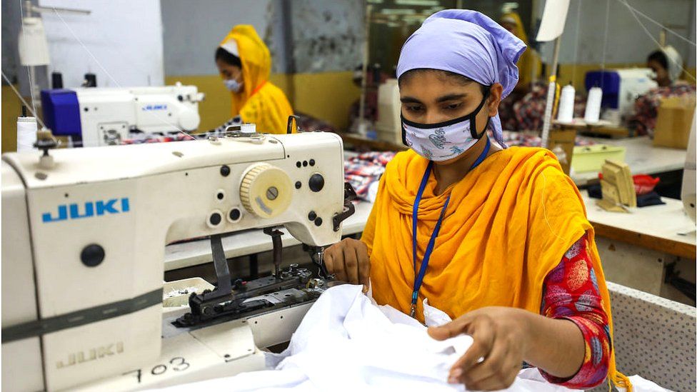 рабочий швейной фабрики в Бангладеш
