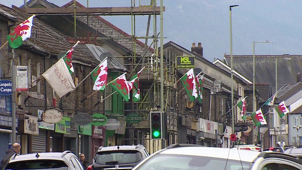 Eisteddfod Pontypridd: 'Talcen Caled' Argyhoeddi Pobl Leol Medd AS ...