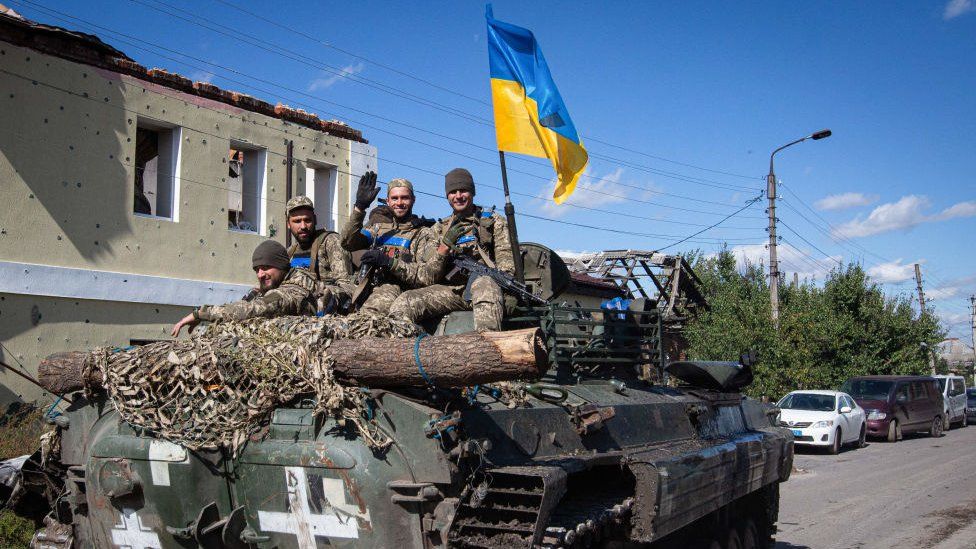 Ukrainian soldiers ride in an armored tank in the town of Izium, recently liberated by Ukrainian Armed Forces, in the Kharkiv region (19 Sept)