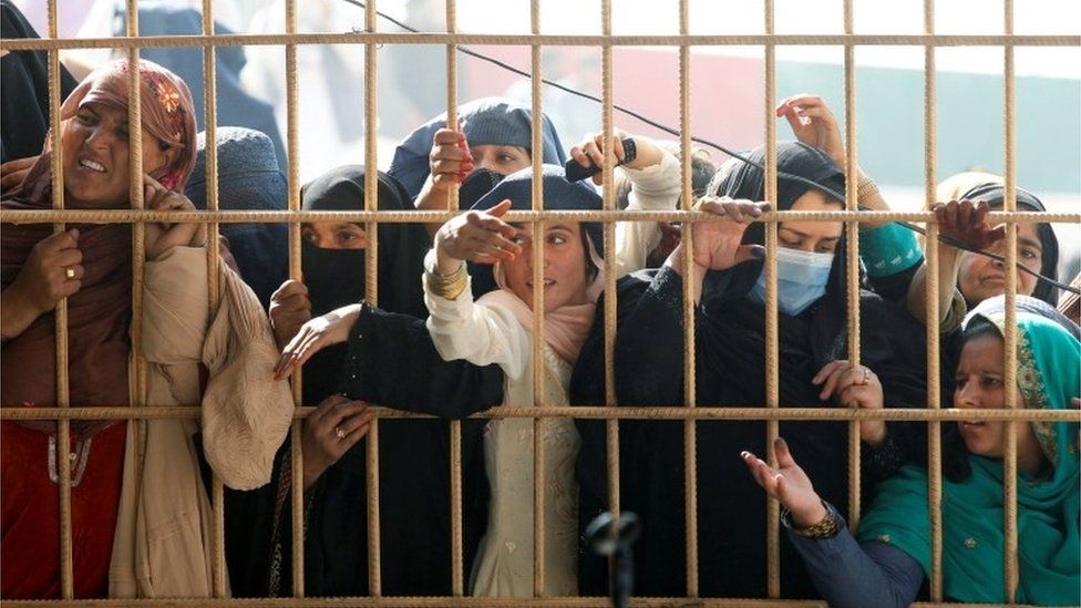 Afghan women queue for visas for Pakistan