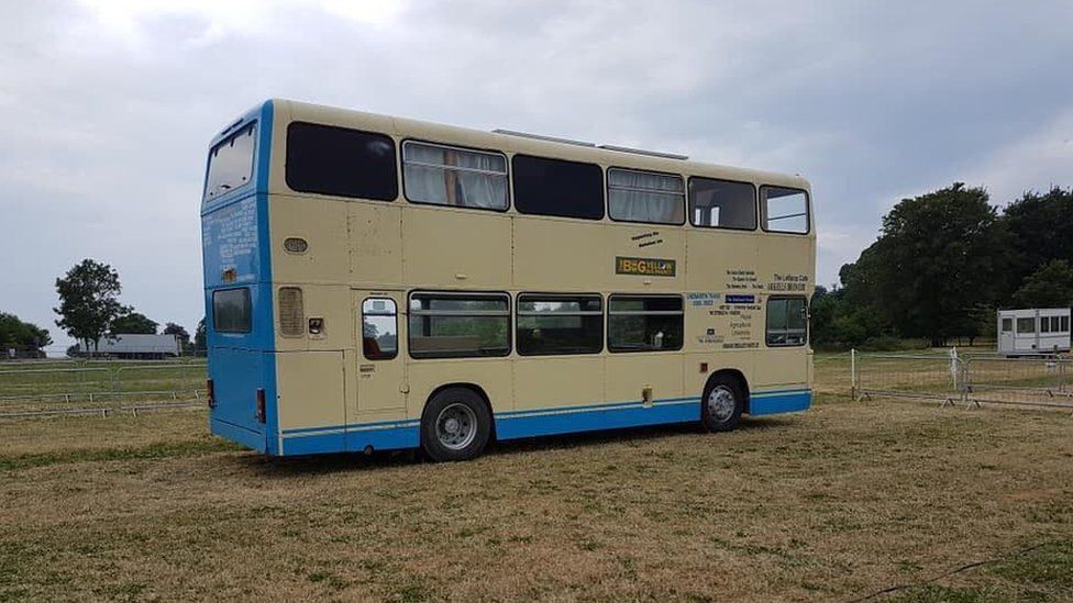 Homeless shelter bus in Cirencester given parking tickets BBC News