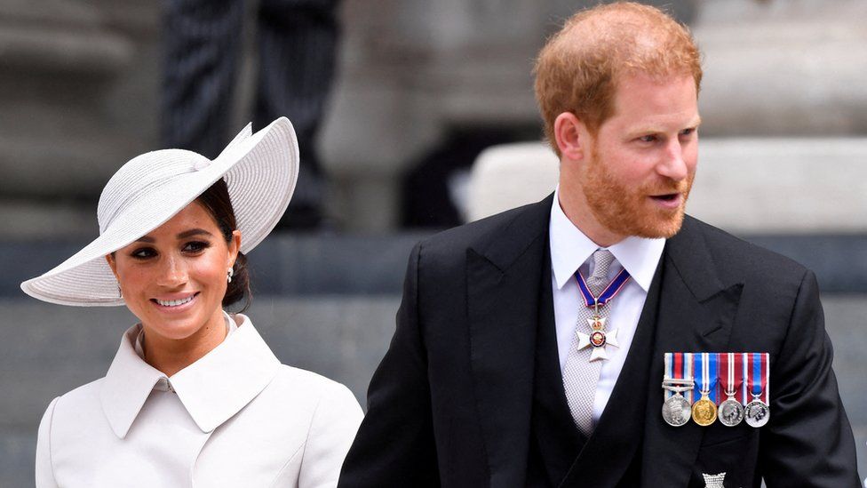 ФОТОГРАФИЯ: Британский принц Гарри и Меган, герцогиня Сассекская, уходят после посещения Национальной службы благодарения в соборе Святого Павла во время празднования платинового юбилея королевы в Лондоне, Великобритания, 3 июня 2022 года