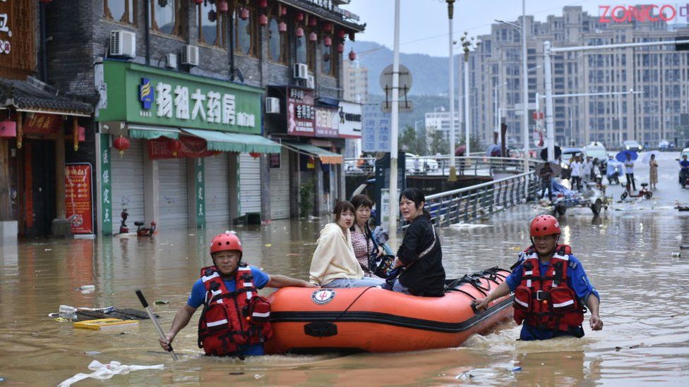 Спасатели используют резиновые лодки для эвакуации людей, оказавшихся в паводковой воде, 19 июня 2022 года в Цзяньоу, провинция Фуцзянь, Китай.