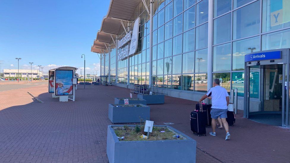 Image of the entrance to Doncaster Sheffield Airport