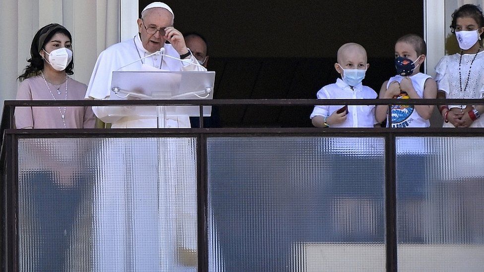Папа проводит свою воскресную молитву Ангелуса с балкона 10-го этажа университетской больницы Джемелли, где ему была сделана операция на толстой кишке, 11 июля 2021 г.