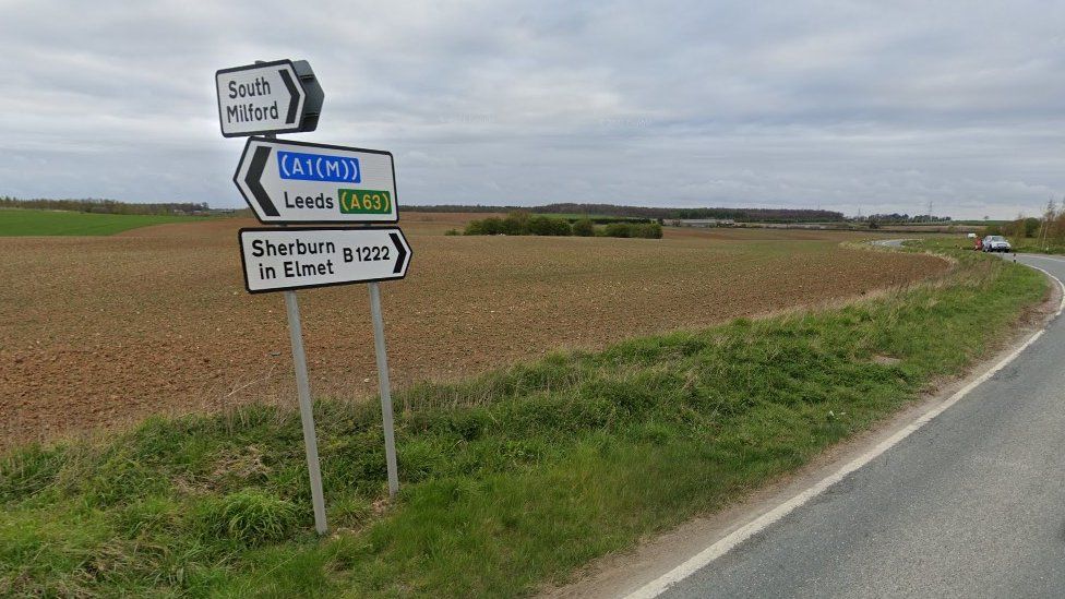 North Yorkshire: Motorcyclist dies after bike crashes off road - BBC News