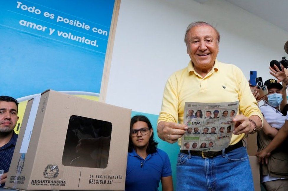 Colombian presidential candidate Rodolfo Hernandez of Anti-Corruption Rulers" League Party shows a ballot as he casts his vote at a polling station during the first round of the presidential election in Bucaramanga, Colombia May 29