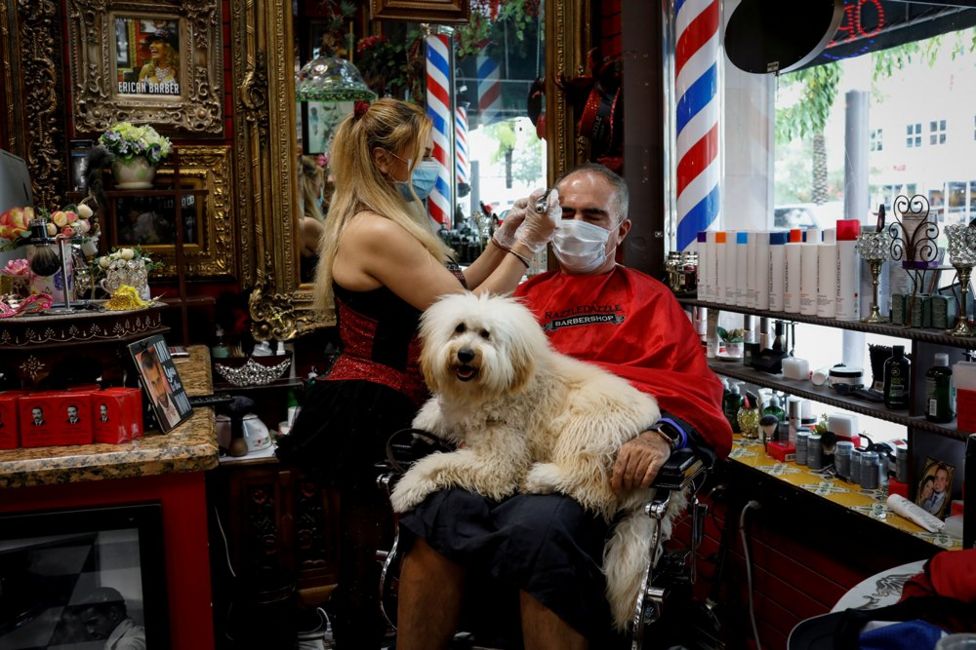 फ्लोरिडामा आफ्नो केश कटाउँदै एक व्यक्ति