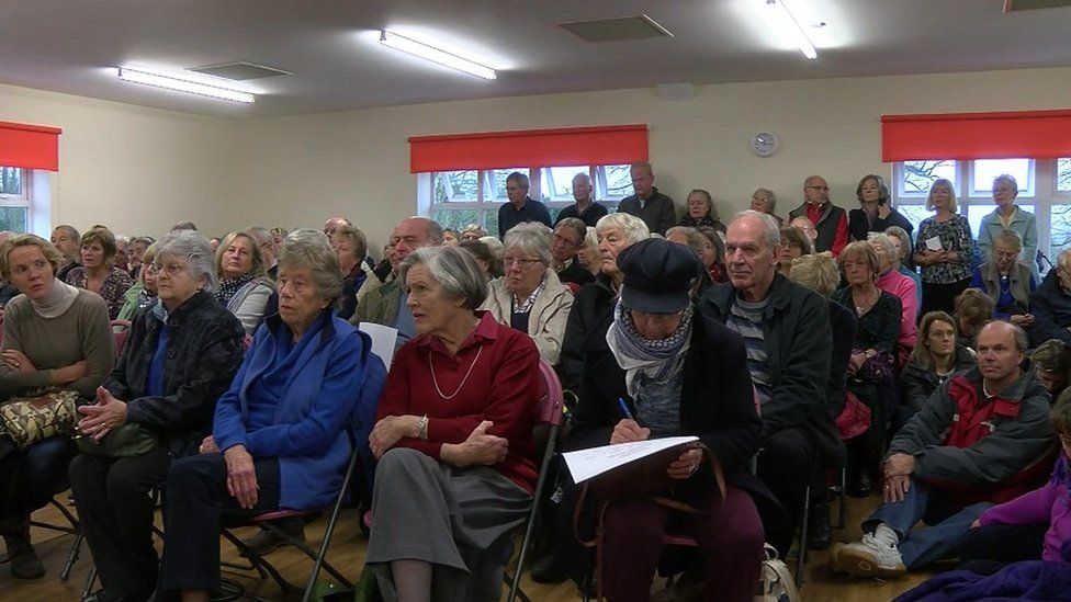 Hundreds attend Topsham Gap planning public inquiry - BBC News