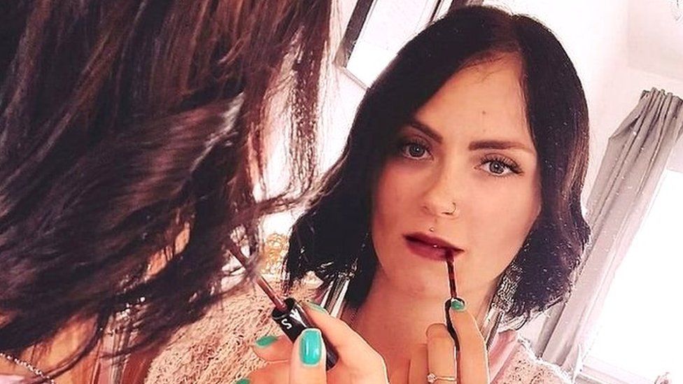 Instagram influencer Natascha Glock uses lip gloss