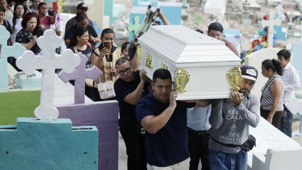 Родственники и друзья несут гроб с телом Лесли Мурсии, погибшей 20 мая в давке во время футбольного матча на стадионе Кускатлан ​​в Сан-Сальвадоре, Сьюдад-Дельгадо, Сальвадор, 22 мая 2023 года.