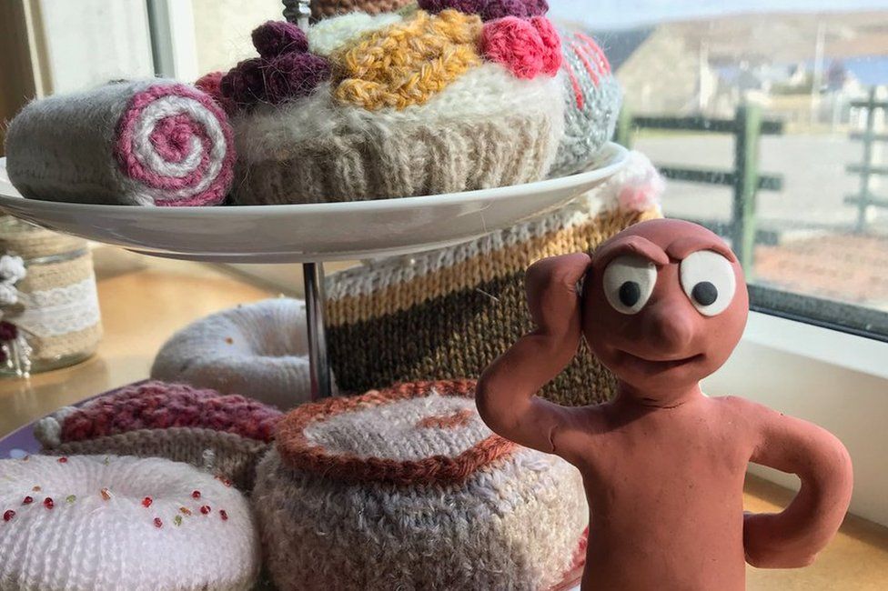 Knitted cakes in Bernera