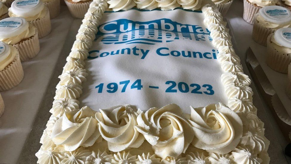 Cake in honour of council