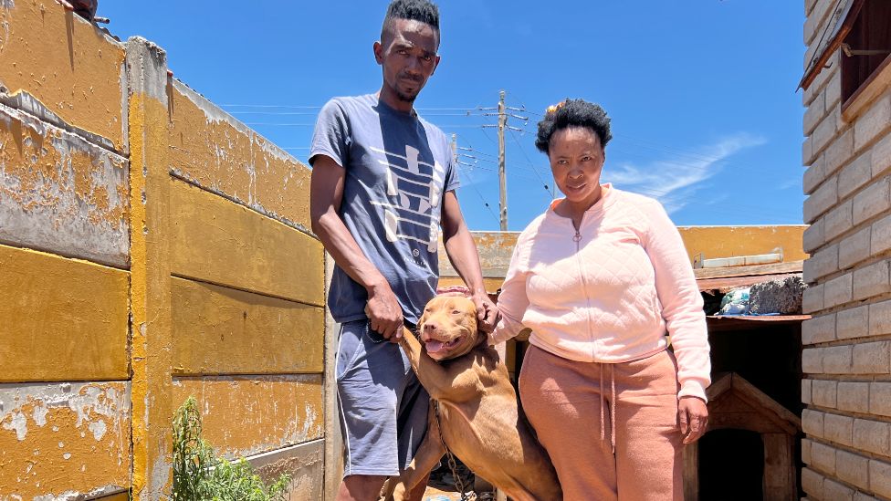 Мокете Селебано, его жена и собака в Фомолонге, Южная Африка