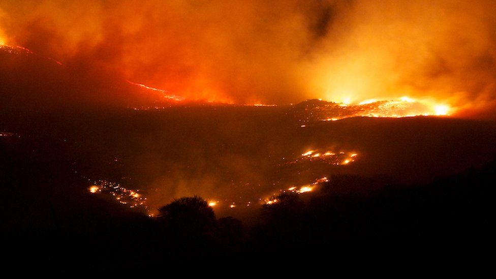 Fire breaks out on 15 acres of Saddleworth moorland - BBC News